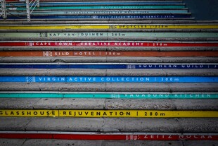 多彩书籍整齐排列