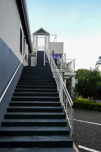 户外楼梯通往建筑观景台