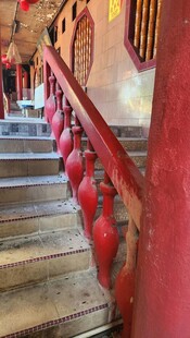 中式红栏杆木质楼梯