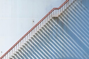 蓝色建筑旁的红色阶梯