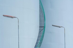 现代风格螺旋楼梯与路灯