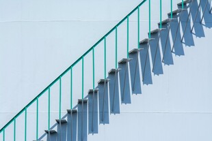 户外蓝色阶梯与绿色护栏