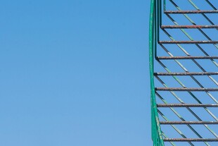 蓝天映衬下的绿色阶梯