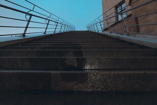 向上延伸的阶梯