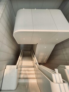 现代建筑内的独特楼梯设计