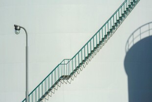 绿色户外金属楼梯景观