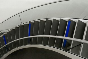 现代弧形金属楼梯设计