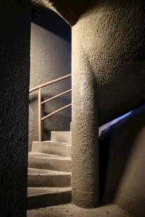 昏暗楼道中的阶梯