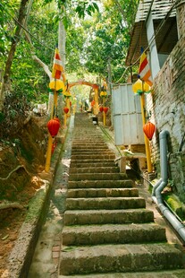 山林中式台阶与装饰灯笼