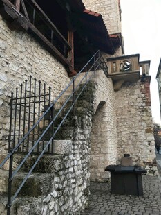 古老石砌建筑的铁艺楼梯