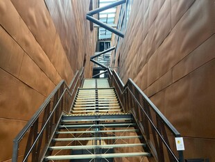 木质螺旋楼梯内部景观