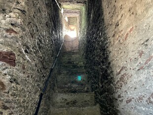 狭窄幽深的古老小巷通道