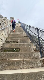 攀登石阶的行人