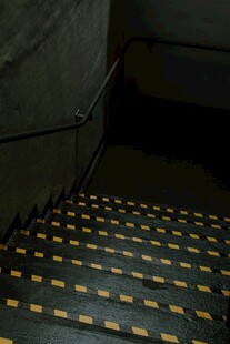 昏暗楼梯上的金属防滑条