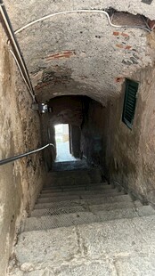 古老地道中的阶梯通道