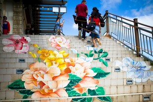 彩绘楼梯上的行人与花朵