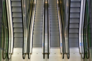 多台并排的自动扶梯