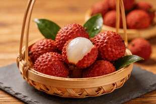 竹篮中新鲜剥开的红荔枝