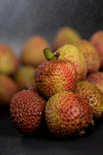 新鲜饱满的荔枝果实