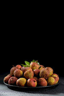 一盘新鲜荔枝