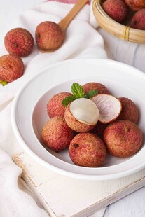 新鲜荔枝摆放在碗中