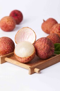 新鲜荔枝摆放在木托盘上