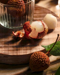 新鲜荔枝摆放在木盘上