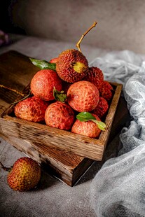 木盘上摆放的新鲜荔枝