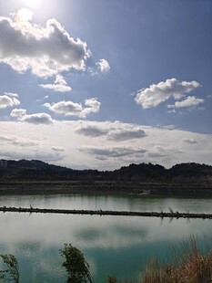 宁静湖景与远处山峦