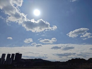 蓝天旭日下的壮美景观