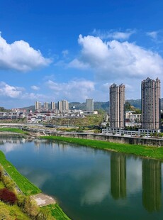 河畔城市风光