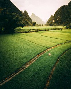 翠绿田野间的山间美景
