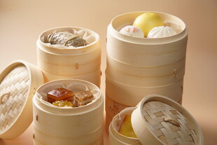 传统蒸笼中的美味中式点心