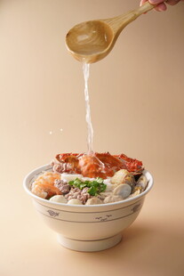 海鲜拉面浇汤瞬间