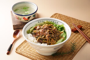 美味牛肉盖饭与汤品