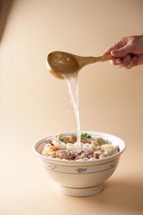 美味粥品正被浇上汤汁