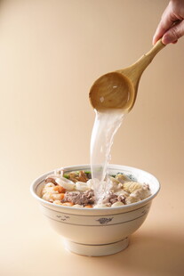 木勺舀汤入碗中的美食画面