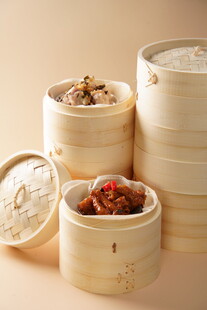 中式蒸笼里的美味点心