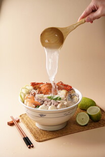 美味海鲜面汤汁正浇淋