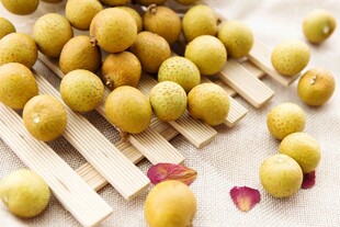 新鲜龙眼摆放在木架上