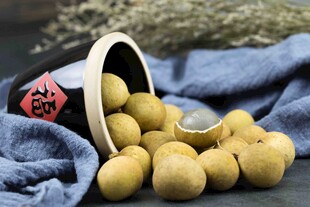 散落蓝布上的新鲜龙眼