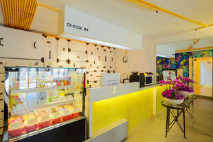 温馨甜品店内部精致场景