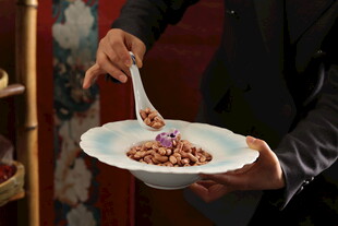  捞汁七彩 花生取盘中美食瞬间