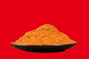 红盘中的美味香料粉末 辣椒面