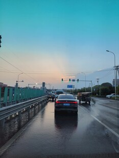 黄昏时分的公路行车景象