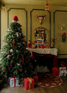 温馨室内的圣诞树与礼物
