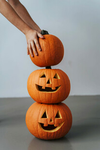 堆叠的万圣节南瓜头