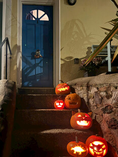 万圣节门前点亮的南瓜灯