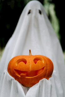 幽灵手持南瓜灯