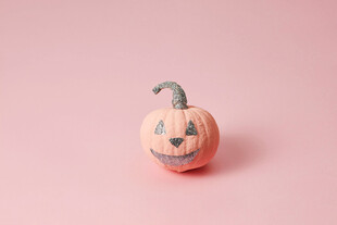 粉色背景下的可爱小南瓜